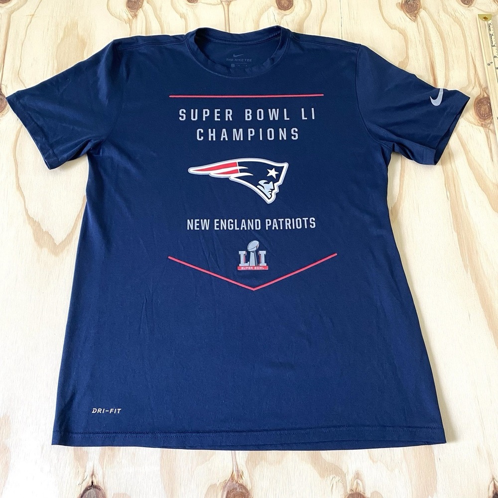 Nike New England Women's Patriots Shirt L Blue Super Bowl Champions Graphic Tee